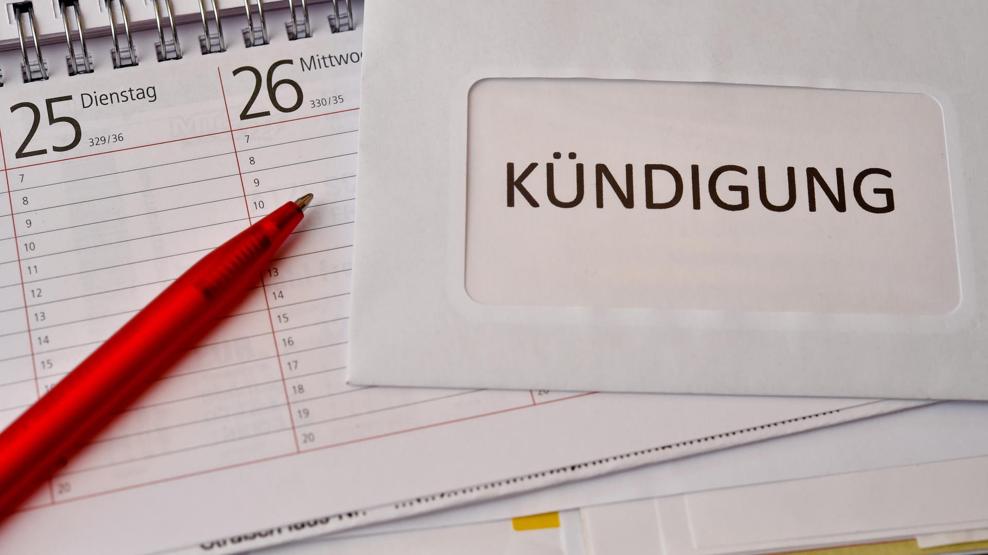 Eine Kündigung: Mit zunehmender Beschäftigungsdauer verlängern sich die Kündigungsfristen von Arbeitnehmern. Eine Kündigung: Mit zunehmender Beschäftigungsdauer verlängern sich die Kündigungsfristen von Arbeitnehmern.