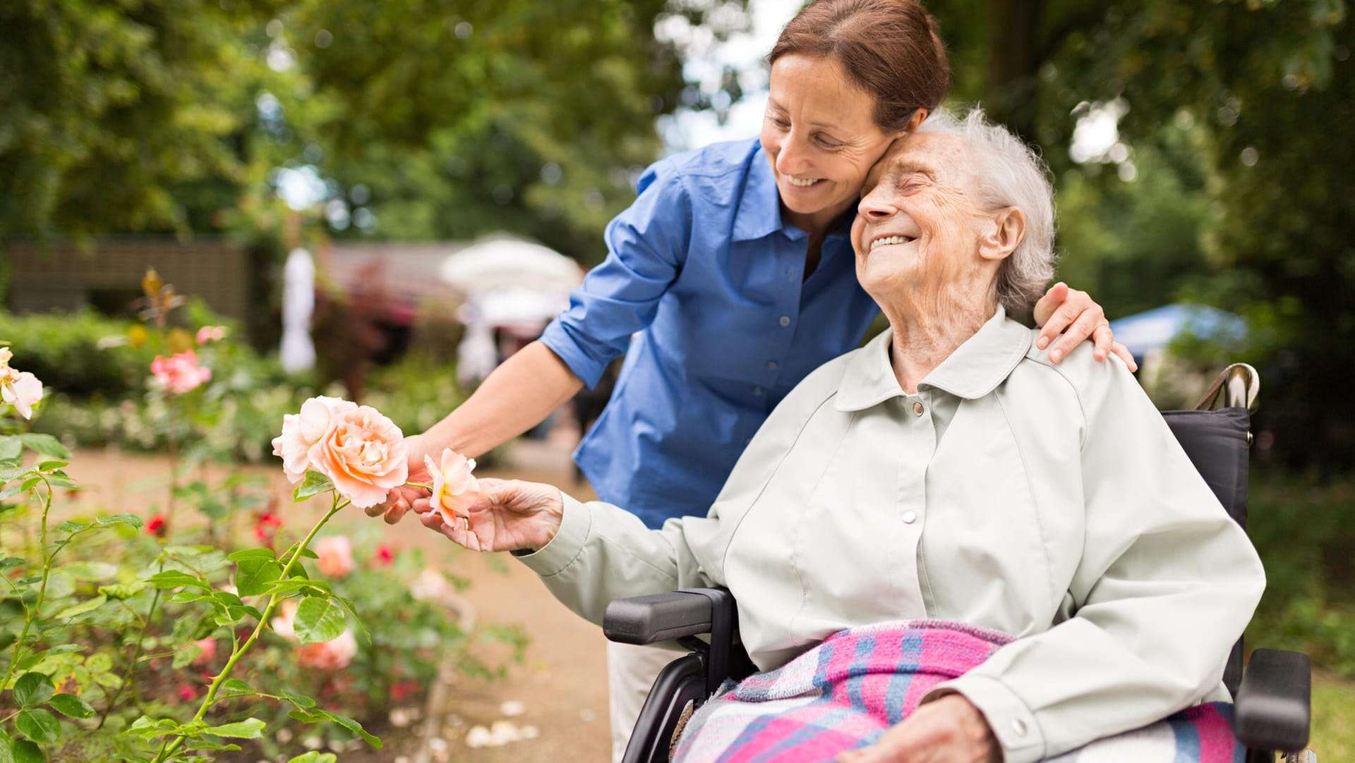 Seniorin mit Pflegerin im Park: Erhöht sich der Pflegegrad, muss der Pflegebedürftige nicht mit einem höheren Eigenanteil an den direkten Pflegekosten rechnen. Seniorin mit Pflegerin im Park: Erhöht sich der Pflegegrad, muss der Pflegebedürftige nicht mit einem höheren Eigenanteil an den direkten Pflegekosten rechnen.