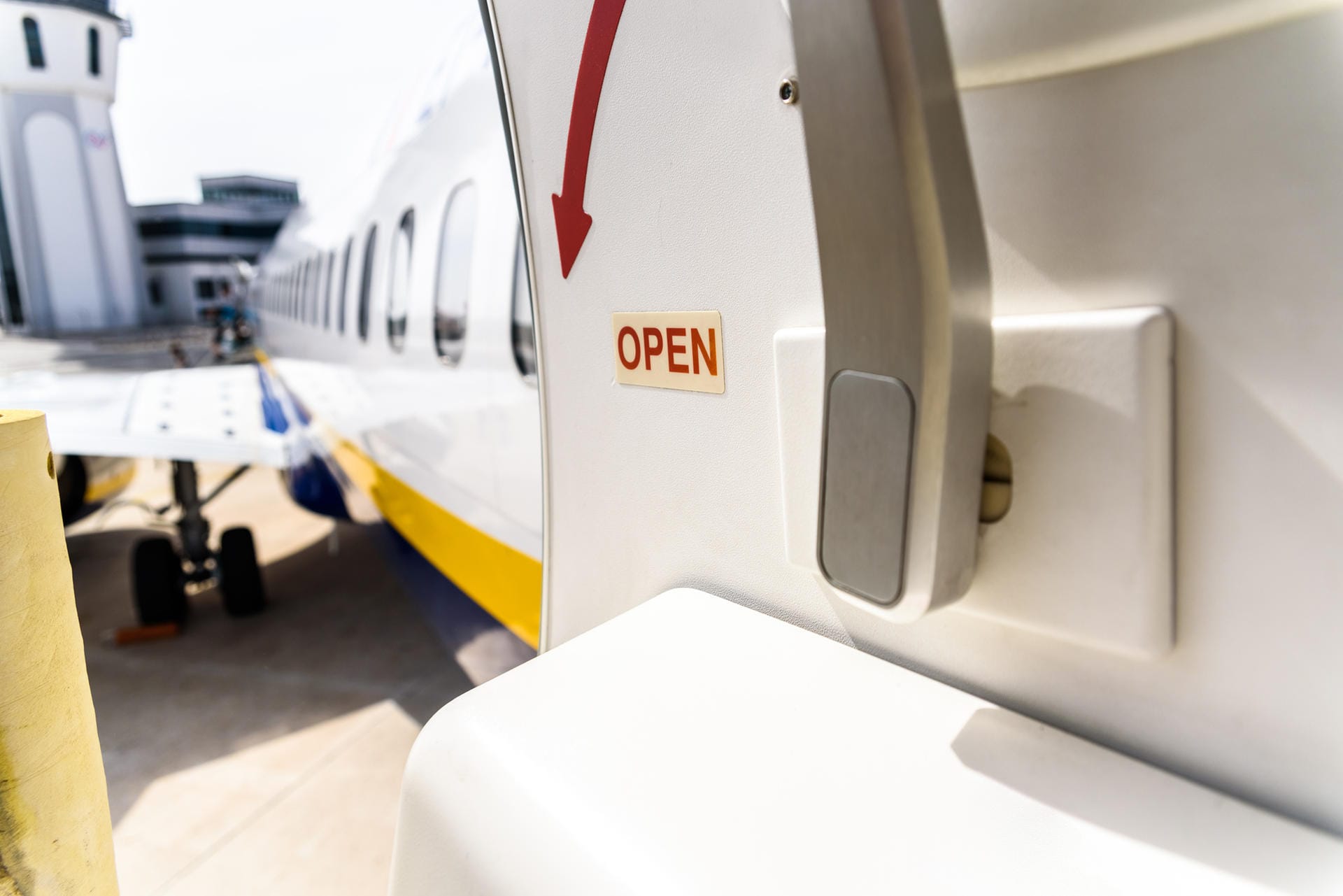 Flugzeugtüren öffnen:Held und Bösewicht prügeln sich im Flugzeug, einer reißt die Kabinentür auf… In Wirklichkeit geht das aber gar nicht. Viele Kabinentüren müssen erst nach innen geöffnet werden, bevor sie sich nach außen öffnen lassen. Und das ist durch den Luftdruckunterschied zwischen innen und außen während des Fluges einfach nicht möglich.
