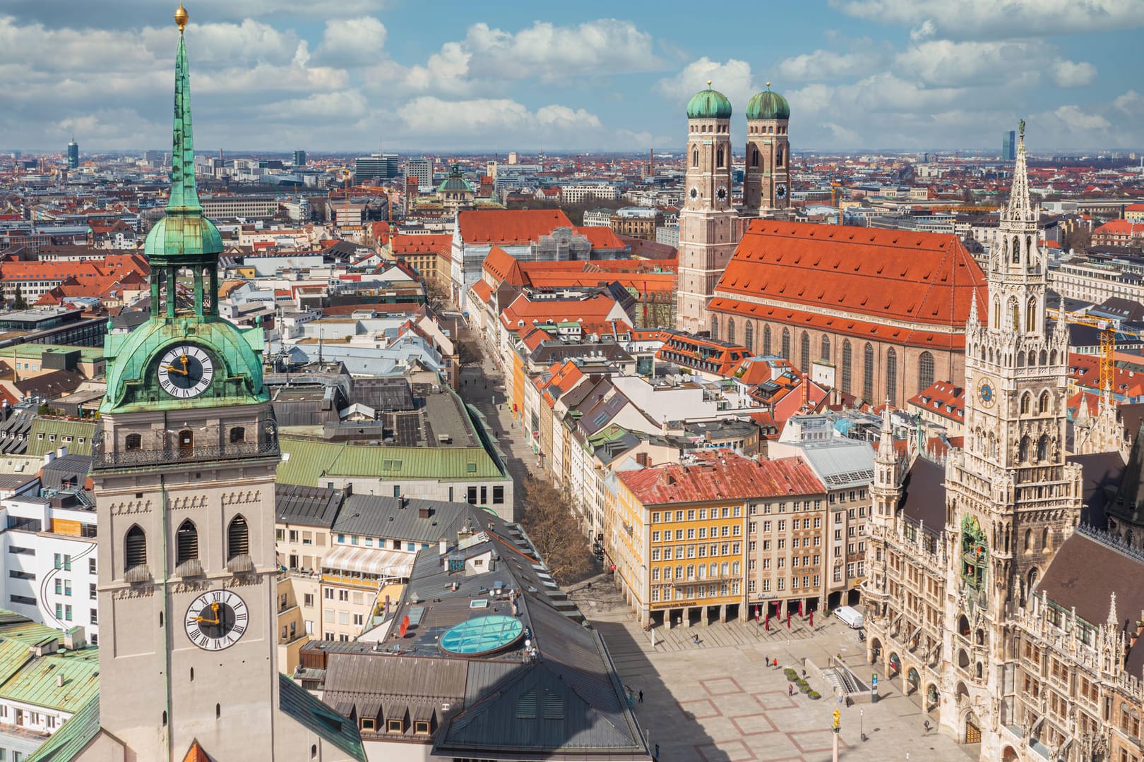 Marienplatz, Neues Rathaus und Frauenkirche von oben (Archivbild): In München sind die Direktmandate in den Wahlkreisen hart umkämpft. Marienplatz, Neues Rathaus und Frauenkirche von oben (Archivbild): In München sind die Direktmandate in den Wahlkreisen hart umkämpft.