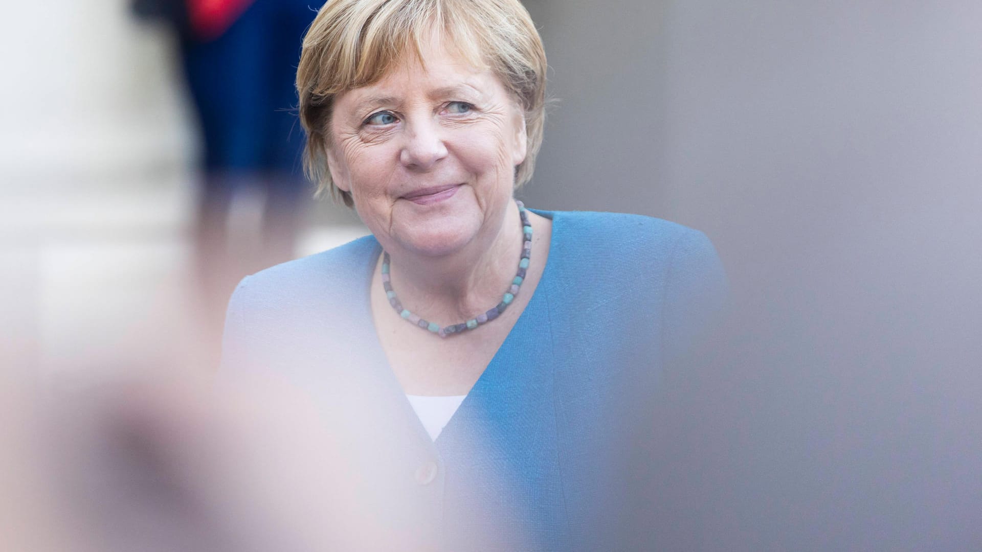 Kanzlerin Angela Merkel: Sie bleibt nun noch kommissarisch im Amt, bis eine neue Regierung bestimmt wurde. Kanzlerin Angela Merkel: Sie bleibt nun noch kommissarisch im Amt, bis eine neue Regierung bestimmt wurde.