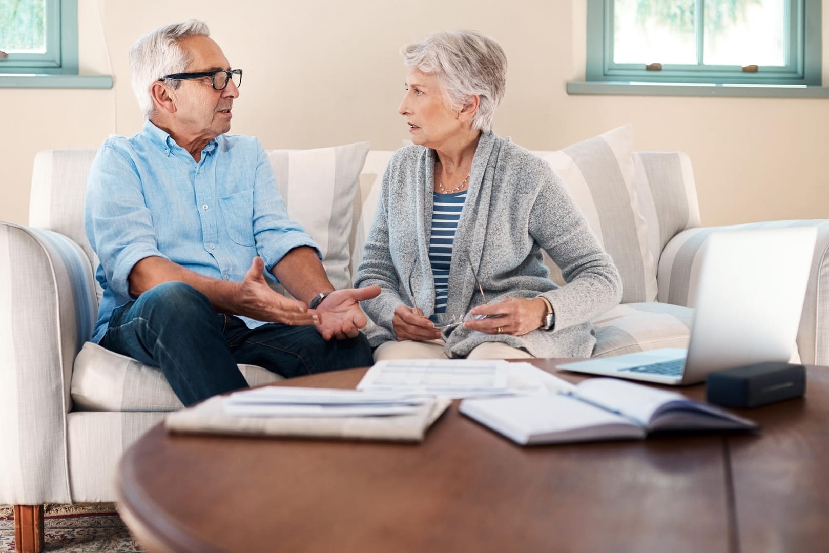 Älteres Ehepaar diskutiert (Symbolbild): Bei einer Scheidung teilen sich Paare die Rentenansprüche aus Ehe oder Partnerschaft. Älteres Ehepaar diskutiert (Symbolbild): Bei einer Scheidung teilen sich Paare die Rentenansprüche aus Ehe oder Partnerschaft.