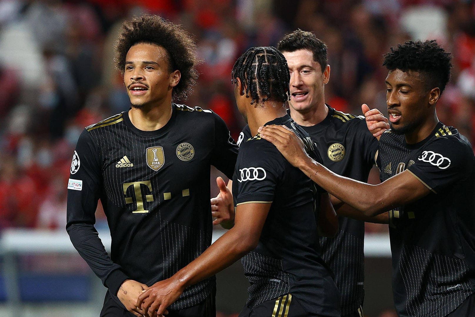 Leroy Sané (l.): Der Torschütze zum 1:0 gegen Benfica und seine Teamkollegen, die ihn beglückwünschen. Leroy Sané (l.): Der Torschütze zum 1:0 gegen Benfica und seine Teamkollegen, die ihn beglückwünschen.