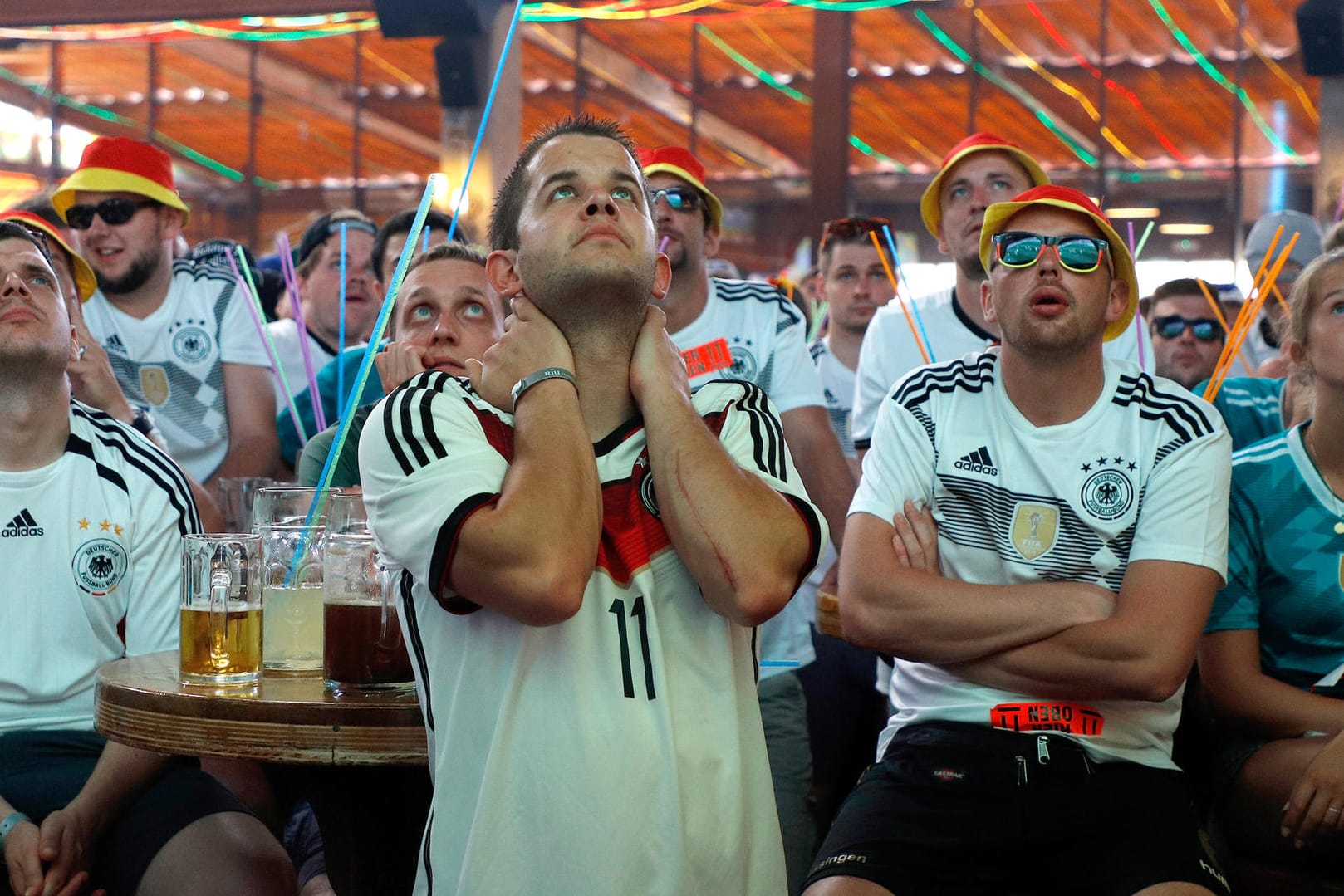 Public Viewing in Mallorca: Deutsche Fans verfolgen bei einem Public Viewing das Spiel der Fußball-Weltmeisterschaft zwischen Deutschland und Mexiko. Public Viewing in Mallorca: Deutsche Fans verfolgen bei einem Public Viewing das Spiel der Fußball-Weltmeisterschaft zwischen Deutschland und Mexiko.