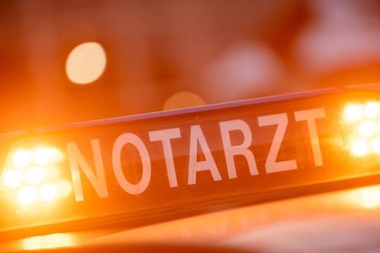 Ein Schild mit der Aufschrift "Notarzt" (Symbolbild): In München ist ein junger Mann bei einem Stromunfall am Hauptbahnhof schwer verletzt worden.