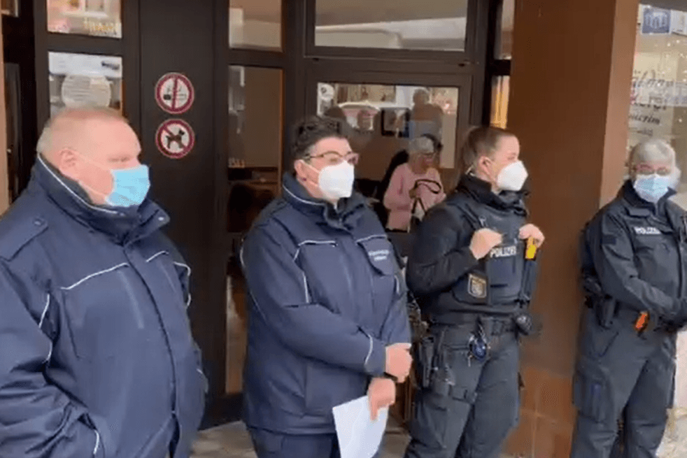 Versperrter Zutritt: In Erbach im Odenwald hat die Kreisverwaltung die Filialen einer Bäckerei schließen lassen. Während der Maßnahme mussten Ordnungsamt und Polizei Menschen zurückhalten, die dennoch in das Café wollten. Versperrter Zutritt: In Erbach im Odenwald hat die Kreisverwaltung die Filialen einer Bäckerei schließen lassen. Während der Maßnahme mussten Ordnungsamt und Polizei Menschen zurückhalten, die dennoch in das Café wollten.