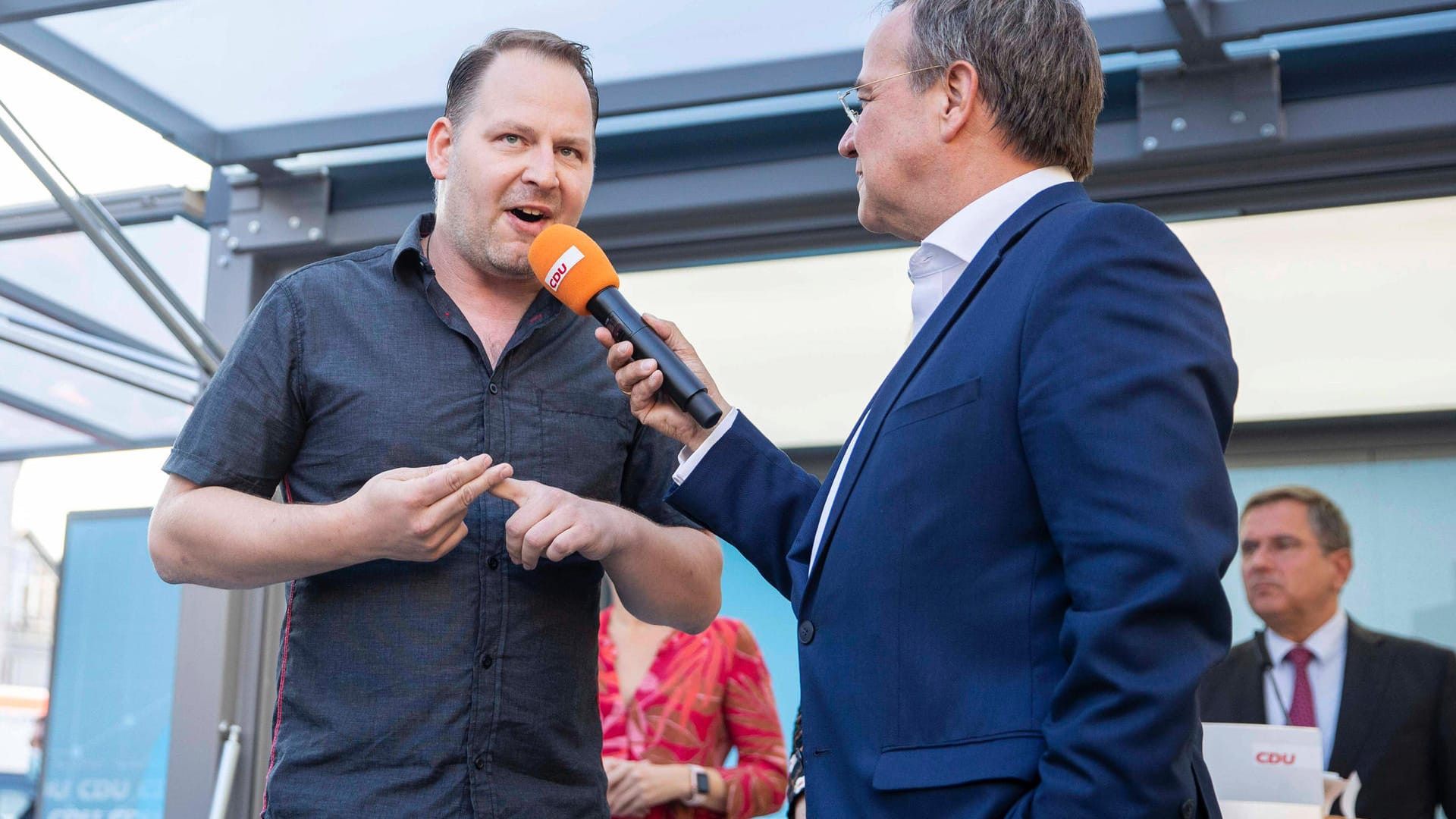 Querdenker Thomas Brauner und Armin Laschet: Der Querdenker sprang bei Laschets Wahlkampfauftritt auf die Bühne.