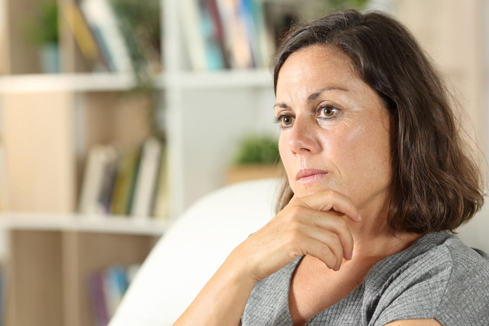 Nachdenklich aussehende Frau Nachdenklich aussehende Frau