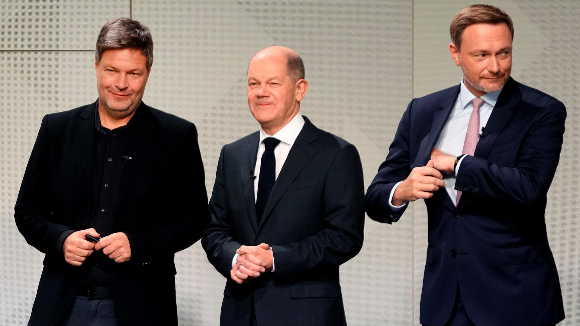Robert Habeck, Olaf Scholz und Christian Lindner: Das Gehalt von Regierungsmitgliedern orientiert sich an der Höhe von Beamtenbezügen. Robert Habeck, Olaf Scholz und Christian Lindner: Das Gehalt von Regierungsmitgliedern orientiert sich an der Höhe von Beamtenbezügen.