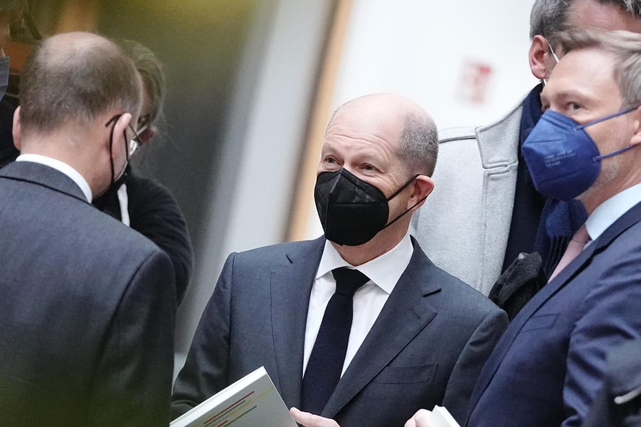 Olaf Scholz umgeben von Männern: Sein Bundeskabinett hingegen ist paritätisch – angeblich. Olaf Scholz umgeben von Männern: Sein Bundeskabinett hingegen ist paritätisch – angeblich.