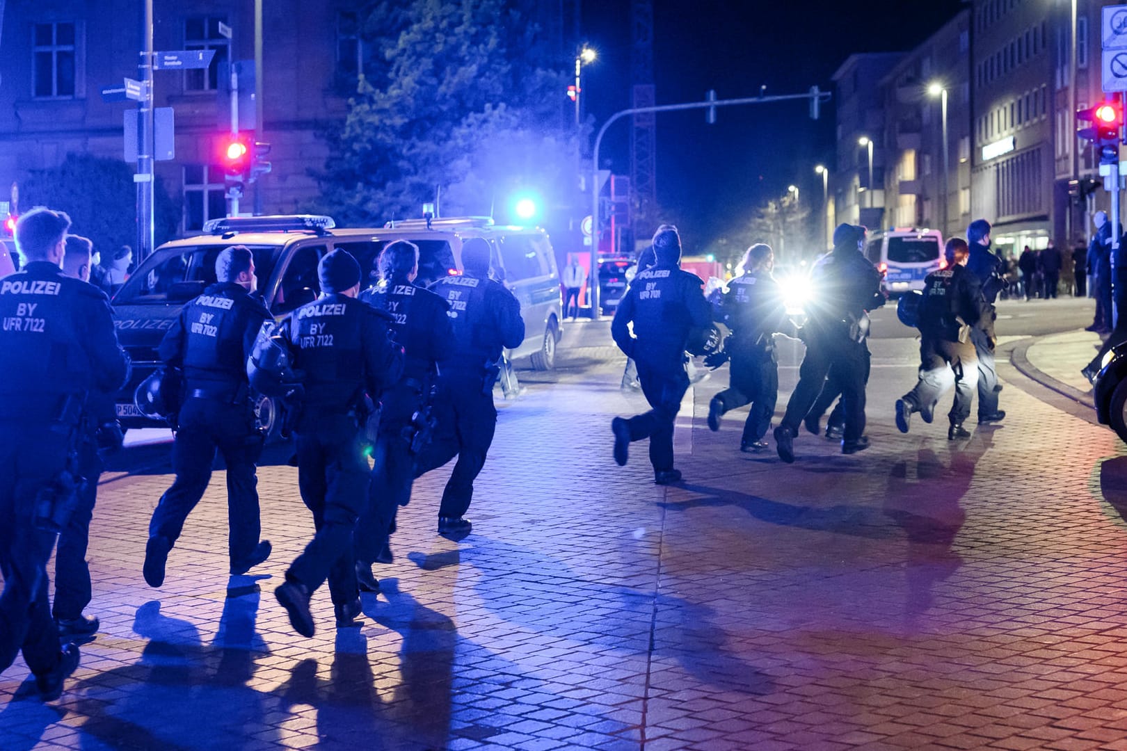 Eine Einheit der Polizei bereitet sich auf die Räumung eines Platzes in Schweinfurt vor und läuft über die Straße. Eine Einheit der Polizei bereitet sich auf die Räumung eines Platzes in Schweinfurt vor und läuft über die Straße.