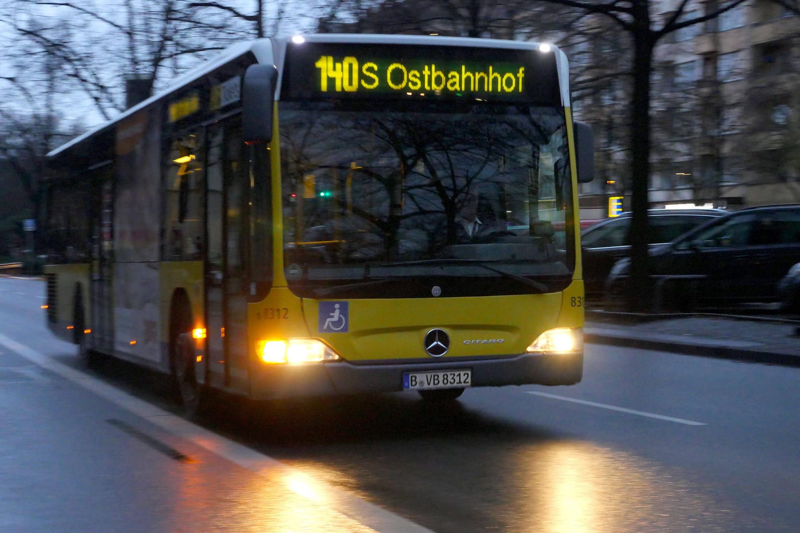 Ein BVG-Bus der Linie 140 (Archivbild): Straßen-, U- und S-Bahn sind bislang nicht betroffen. Ein BVG-Bus der Linie 140 (Archivbild): Straßen-, U- und S-Bahn sind bislang nicht betroffen.