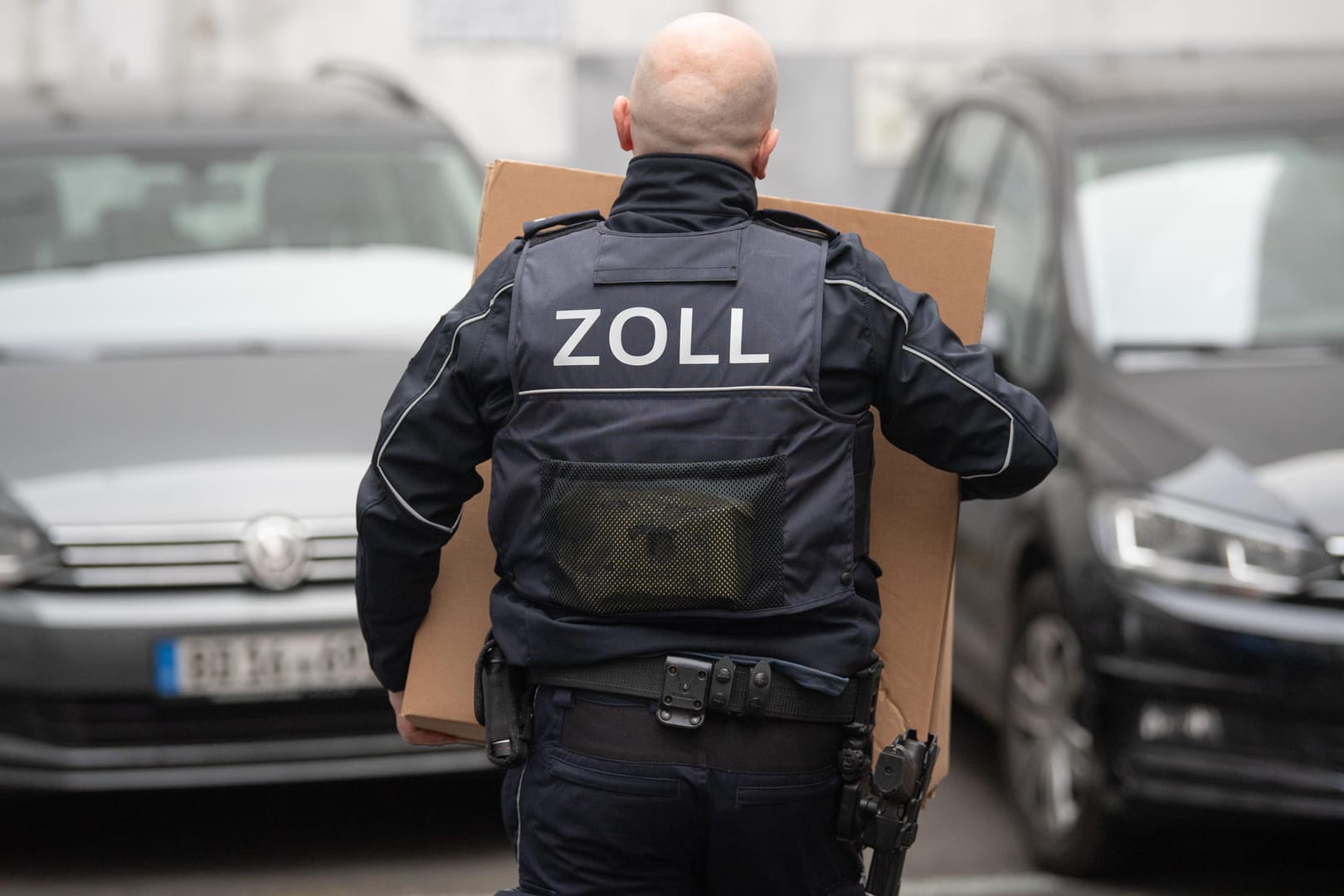 Razzia in Frankfurt: Beamte tragen Kisten mit Beweismaterial aus einem Bürogebäude. Razzia in Frankfurt: Beamte tragen Kisten mit Beweismaterial aus einem Bürogebäude.