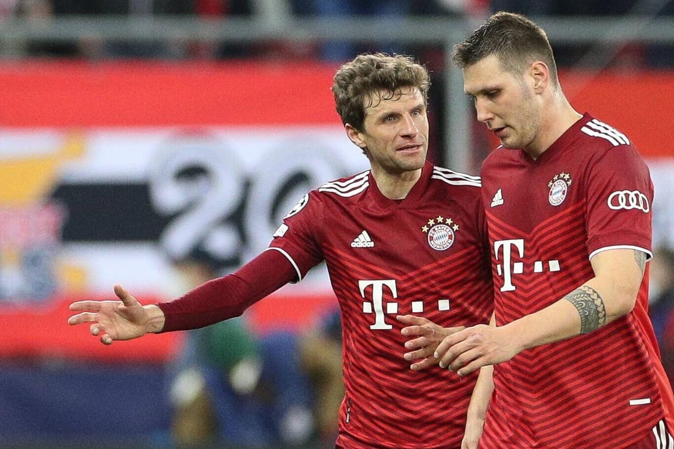 Thomas Müller (l.) und Niklas Süle: Erwischten beide keinen guten Tag in Salzburg. Der deutsche Rekordmeister kommt in Österreich nicht über ein 1:1-Unentschieden hinaus. Viele Profis der Bayern spielten nicht auf Toplevel. t-online hat die Leistungen bewertet. Thomas Müller (l.) und Niklas Süle: Erwischten beide keinen guten Tag in Salzburg. Der deutsche Rekordmeister kommt in Österreich nicht über ein 1:1-Unentschieden hinaus. Viele Profis der Bayern spielten nicht auf Toplevel. t-online hat die Leistungen bewertet.