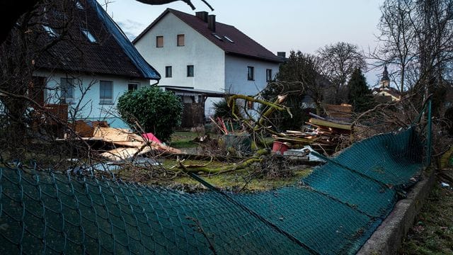 Wer von einem Sturmschaden betroffen ist, sollte das Ausmaß mit entsprechenden Fotos oder Videos festhalten. Wer von einem Sturmschaden betroffen ist, sollte das Ausmaß mit entsprechenden Fotos oder Videos festhalten.