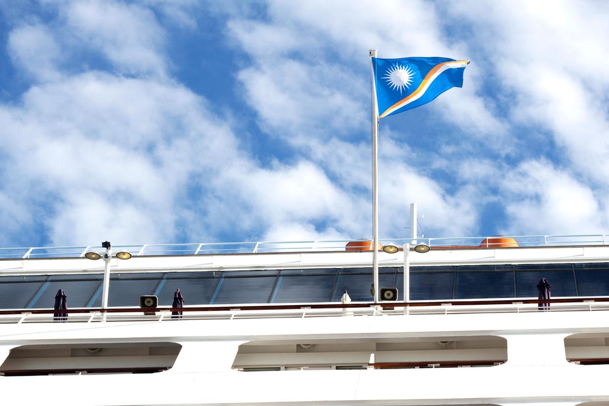 Flagge der Marshall-Inseln an einem Schiff (Symboldbild): Russischen Schiffsbesitzern könnte die Registrierung auf dem Inselstaat entzogen werden. Flagge der Marshall-Inseln an einem Schiff (Symboldbild): Russischen Schiffsbesitzern könnte die Registrierung auf dem Inselstaat entzogen werden.