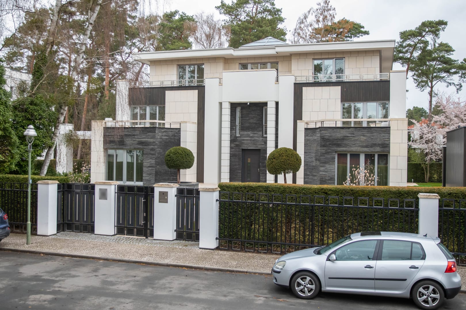 Eibenhecken, ein breiter Zaun, Kameras: So will der Oligarch Rotenberg seine Villa in Berlin schützen. Eibenhecken, ein breiter Zaun, Kameras: So will der Oligarch Rotenberg seine Villa in Berlin schützen.