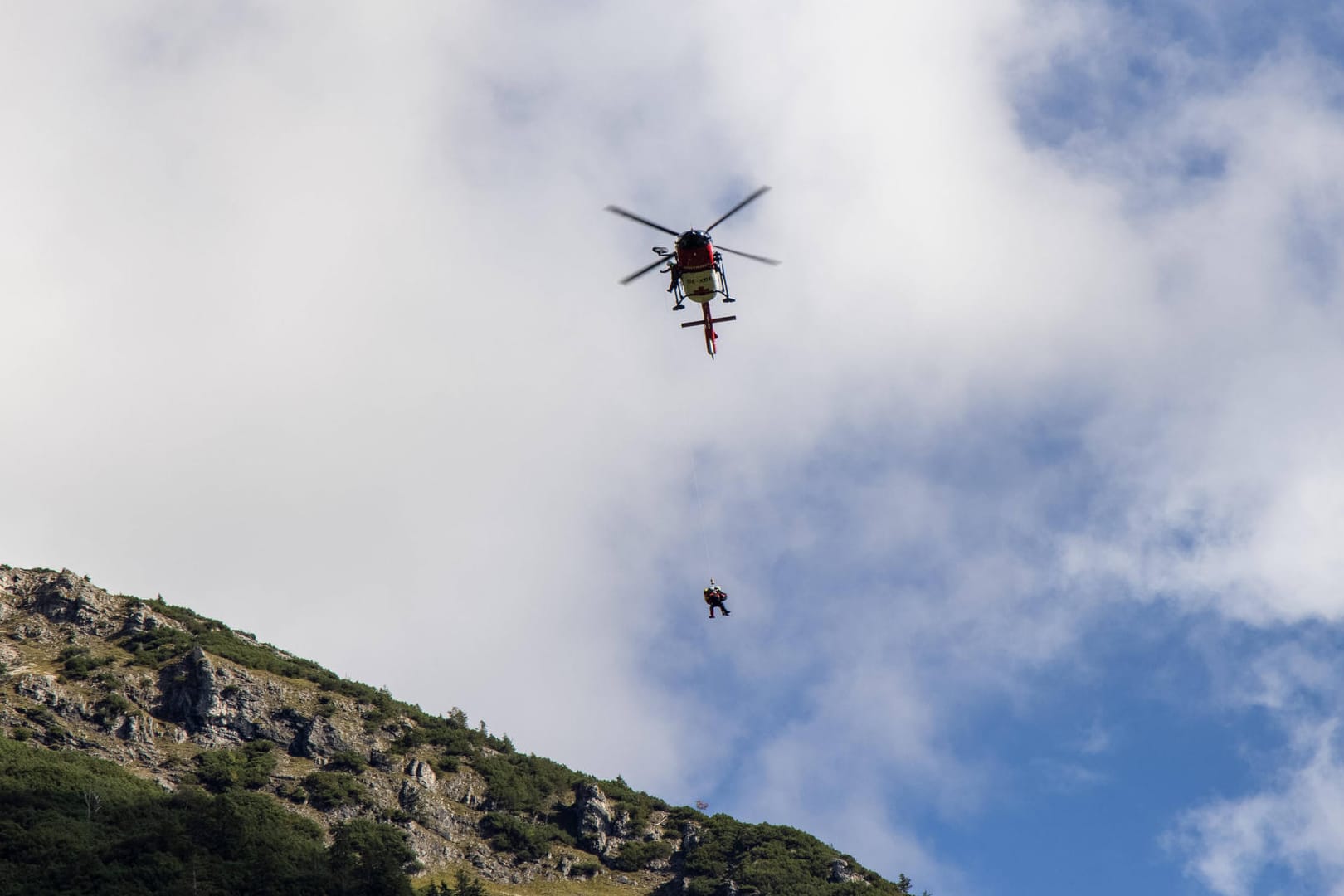 Die Bergwacht bei einem Einsatz mit Hubschrauber (Symbolbild): So wie hier müssen jährlich Hunderte Menschen in den Alpen gerettet werden. Für manche kommt die Hilfe zu spät. Die Bergwacht bei einem Einsatz mit Hubschrauber (Symbolbild): So wie hier müssen jährlich Hunderte Menschen in den Alpen gerettet werden. Für manche kommt die Hilfe zu spät.