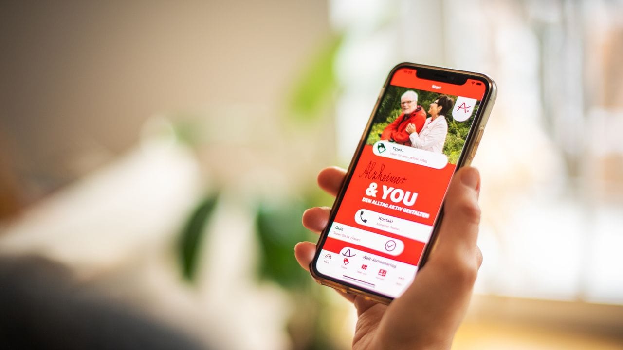Ideen für die Aktivierung von Demenzkranken liefert die "Alzheimer and You"-App der Deutschen Alzheimer Gesellschaft.