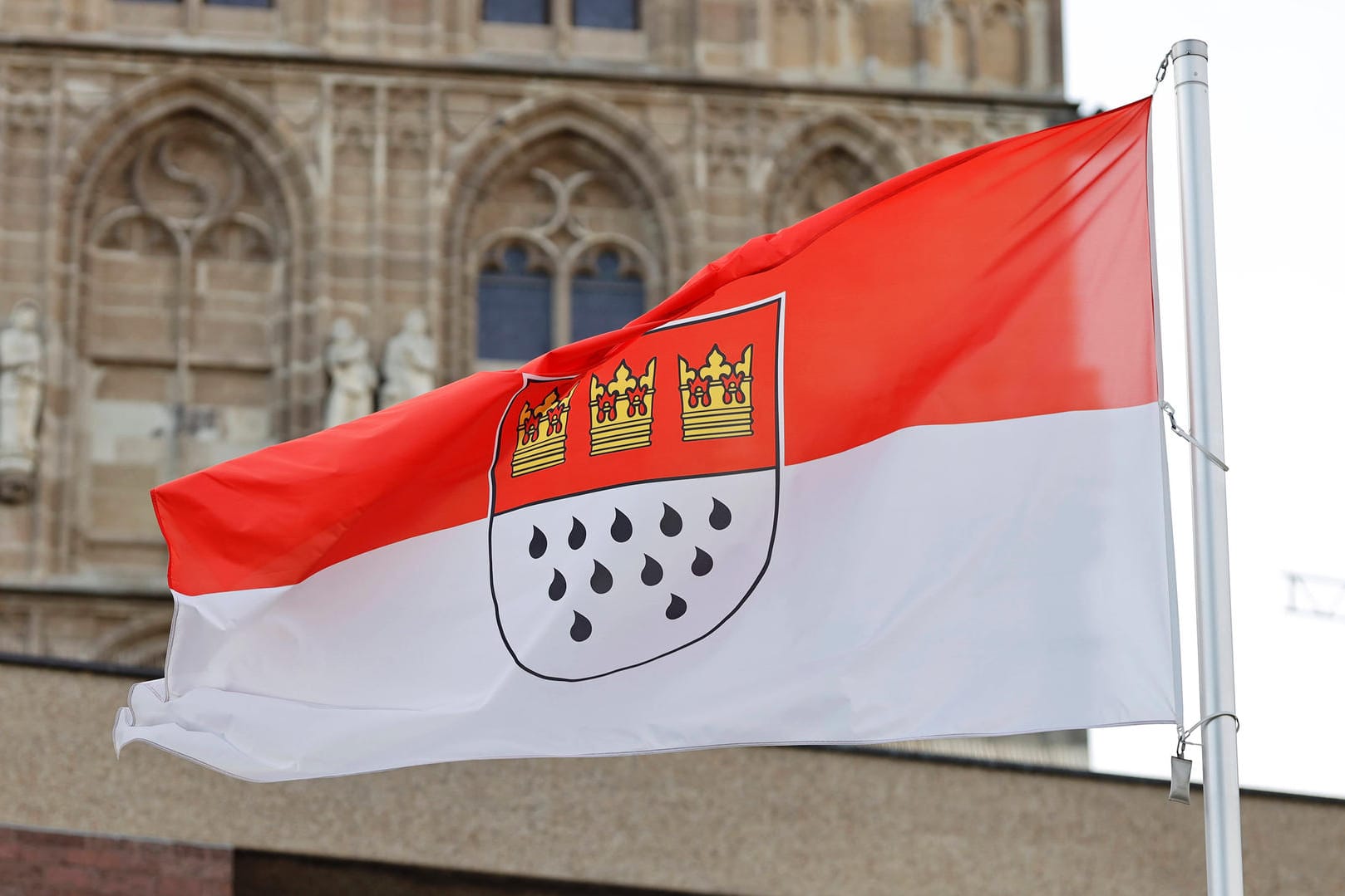 Eine Flagge mit dem Kölner Stadtwappen weht am Alten Rathaus: Am 5. Mai soll die Beschlussvorlage dem Stadtrat zur Abstimmung vorgelegt werden. Eine Flagge mit dem Kölner Stadtwappen weht am Alten Rathaus: Am 5. Mai soll die Beschlussvorlage dem Stadtrat zur Abstimmung vorgelegt werden.