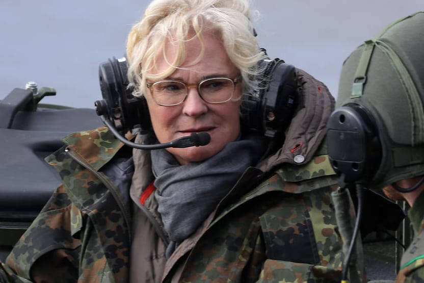 Christine Lambrecht beim Besuch einer Panzerbrigade: Die SPD-Politikerin wird aktuell mit Rücktrittsforderungen konfrontiert. Christine Lambrecht beim Besuch einer Panzerbrigade: Die SPD-Politikerin wird aktuell mit Rücktrittsforderungen konfrontiert.