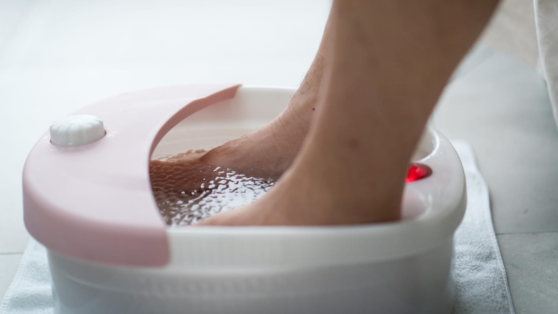 Fußmassagegeräte kaufen: Diese Modelle sorgen für Entspannung in den eigenen vier Wänden. Fußmassagegeräte kaufen: Diese Modelle sorgen für Entspannung in den eigenen vier Wänden.