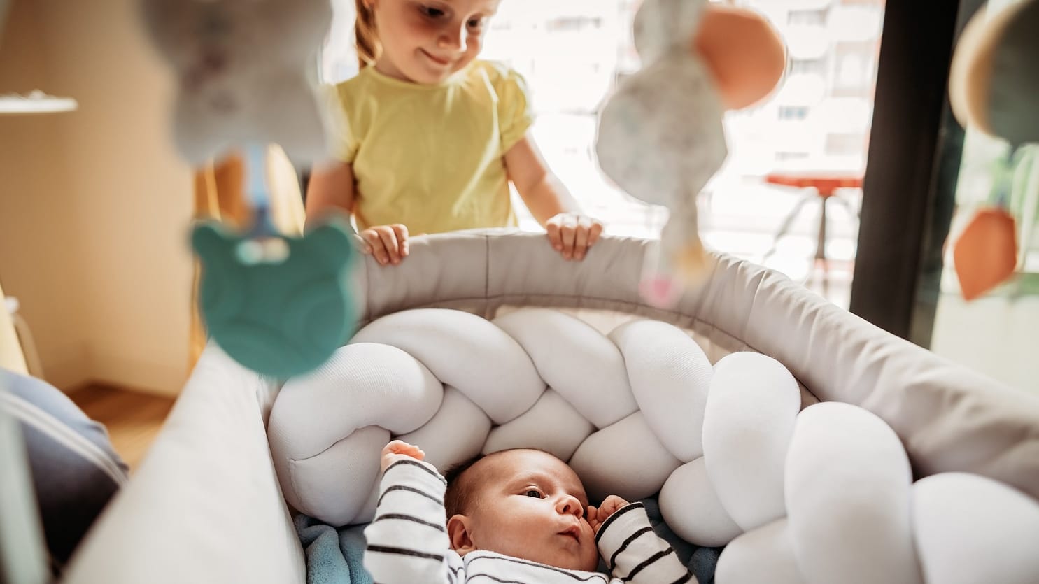 Vornamen: Vielen Eltern, die mehr als ein Kind haben, ist es wichtig, dass die Vornamen der Kinder zueinander passen. Vornamen: Vielen Eltern, die mehr als ein Kind haben, ist es wichtig, dass die Vornamen der Kinder zueinander passen.