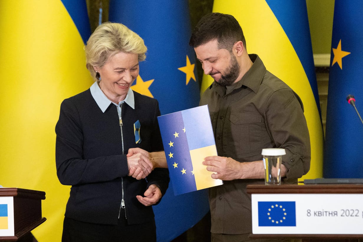 Von der Leyen und Selenskyj bei ihrem Besuch Anfang April: Die Kommissionspräsidentin will die Ukraine in der EU haben. Von der Leyen und Selenskyj bei ihrem Besuch Anfang April: Die Kommissionspräsidentin will die Ukraine in der EU haben.
