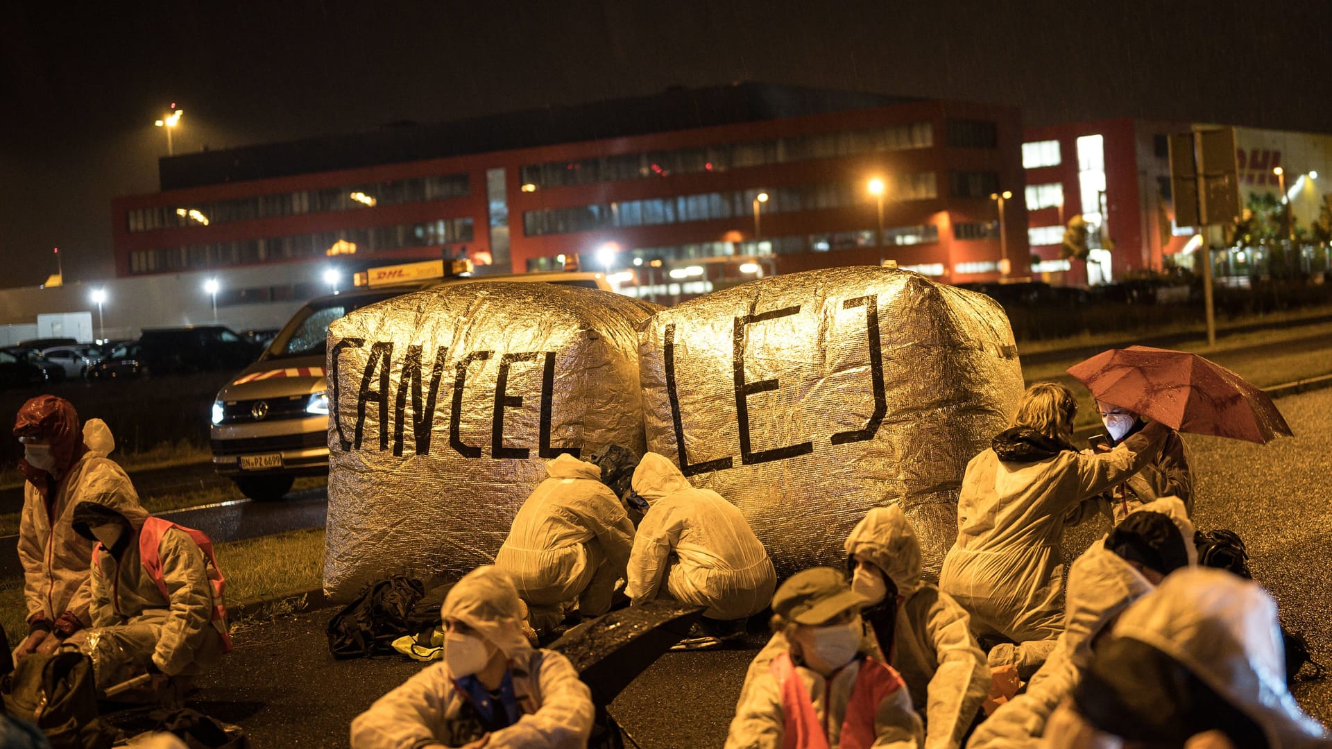 "Cancel LEJ", also "Stopp den Flughafen Leipzig/Halle" steht auf einer Blockade (Archivbild): Bereits im letzten Jahr hatte es Proteste gegeben. "Cancel LEJ", also "Stopp den Flughafen Leipzig/Halle" steht auf einer Blockade (Archivbild): Bereits im letzten Jahr hatte es Proteste gegeben.