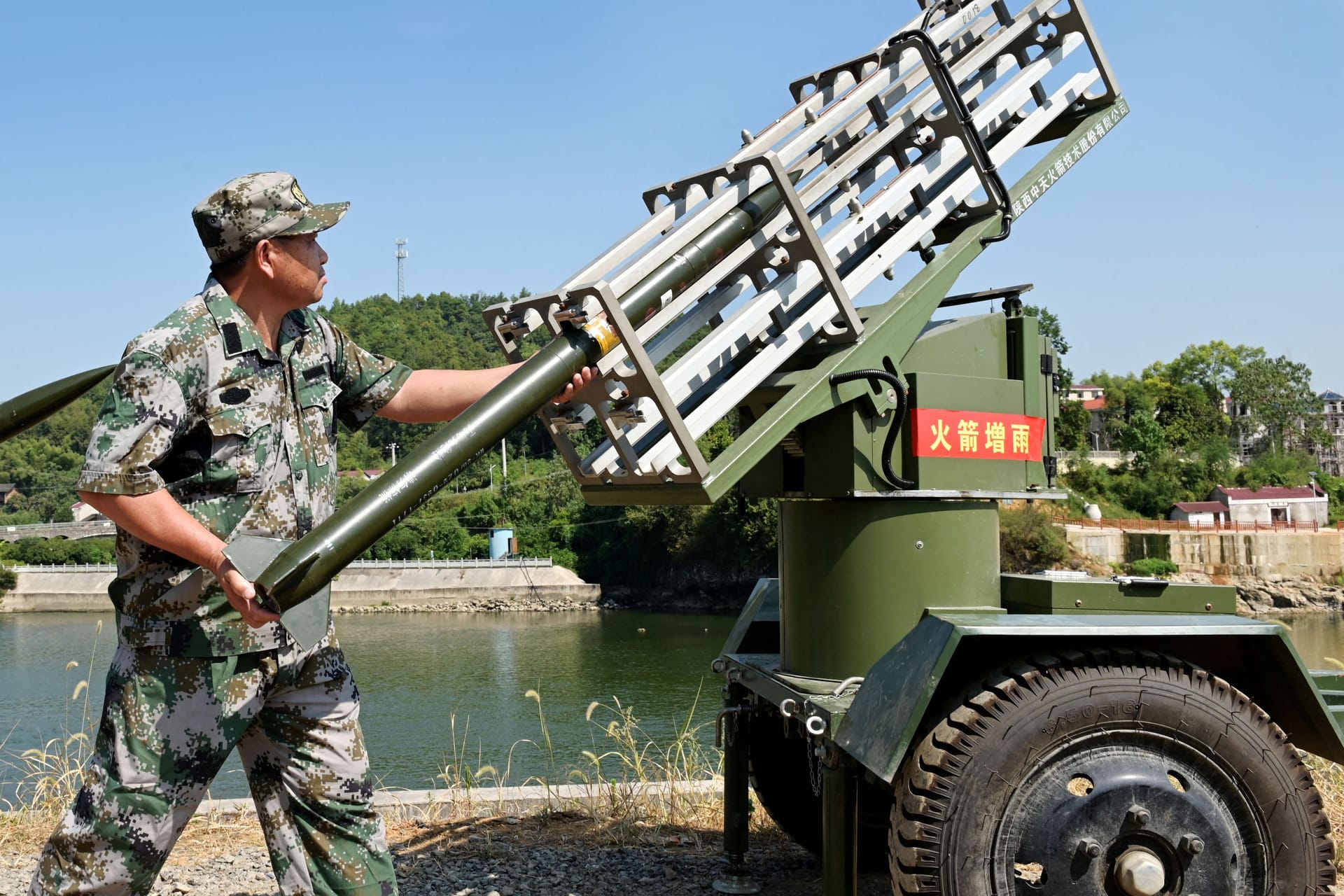 Mitglieder des Militärs laden die Geschosse: In etlichen Regionen am Jangtse wollen die Behörden Wolken zum regnen zwingen. Mitglieder des Militärs laden die Geschosse: In etlichen Regionen am Jangtse wollen die Behörden Wolken zum regnen zwingen.