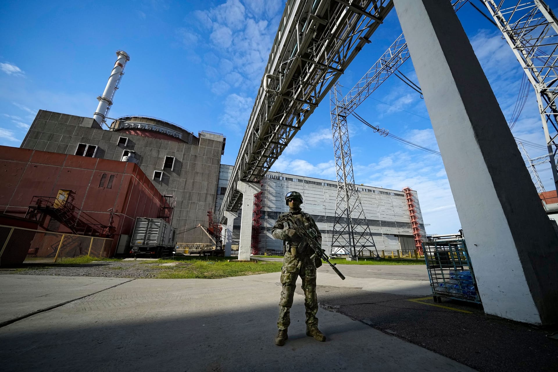 Ein russischer Soldat steht vor dem Kernkraftwerk Saporischschja. Ein russischer Soldat steht vor dem Kernkraftwerk Saporischschja.