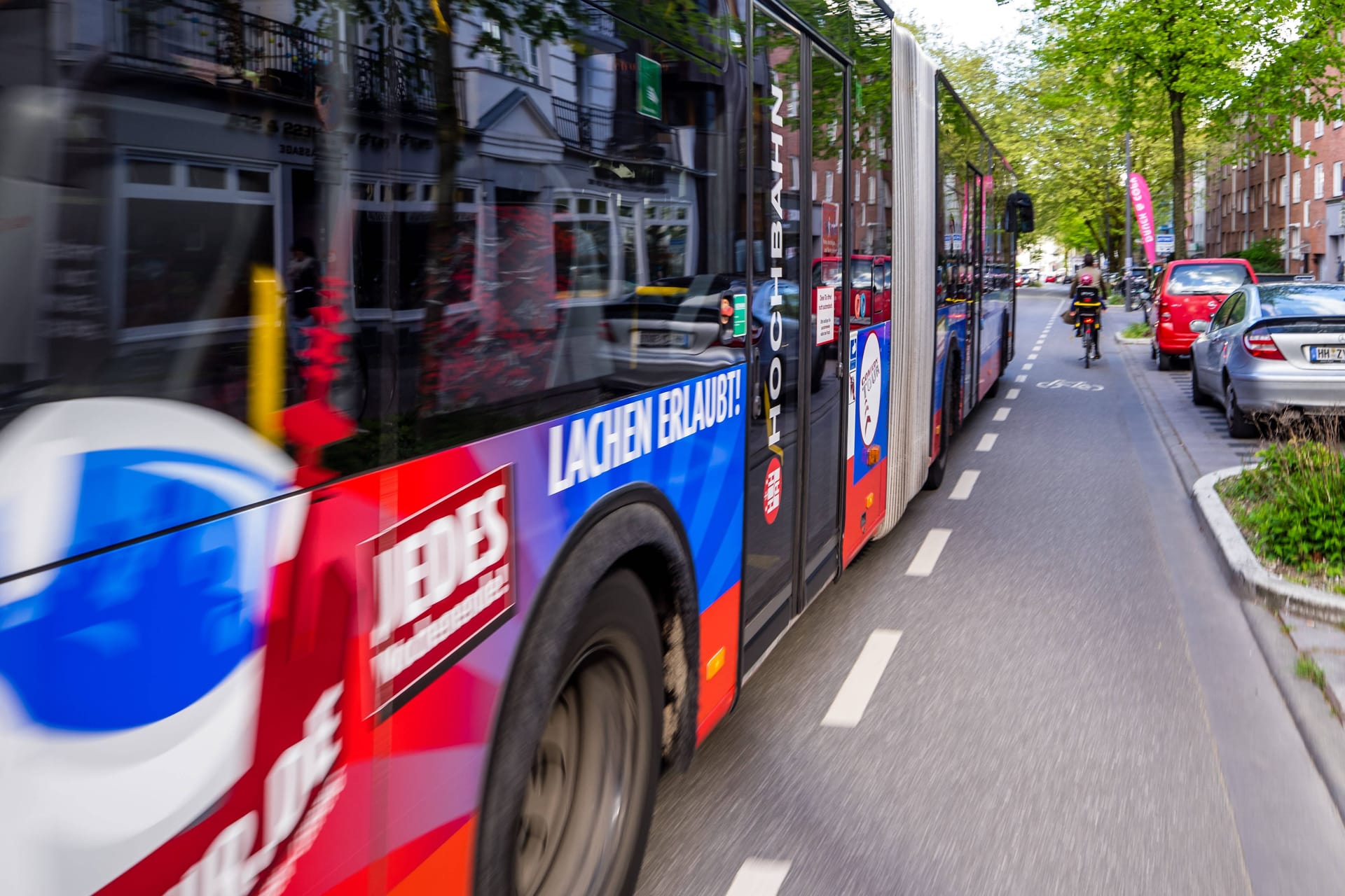Ein Bus fährt an einem Radfahrer vorbei (Symbolbild): In Hamburg ist es innerhalb eines Tages zu zwei brenzligen Situationen gekommen. Ein Bus fährt an einem Radfahrer vorbei (Symbolbild): In Hamburg ist es innerhalb eines Tages zu zwei brenzligen Situationen gekommen.