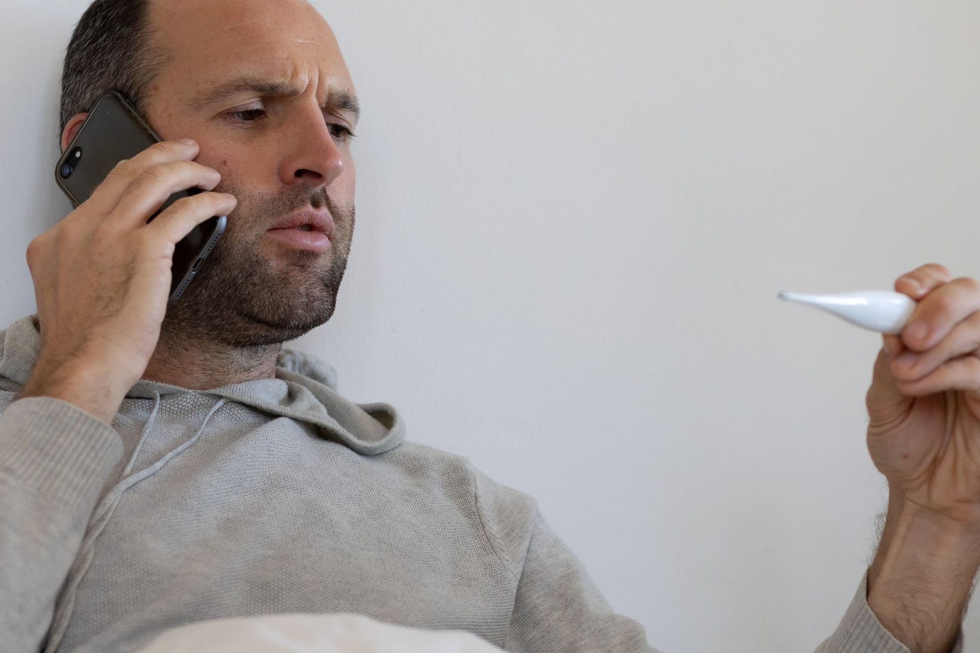 Mit einer Erkältung im Bett: Krankschreibungen per Telefon laufen zum Ende des Monats aus. Mit einer Erkältung im Bett: Krankschreibungen per Telefon laufen zum Ende des Monats aus.