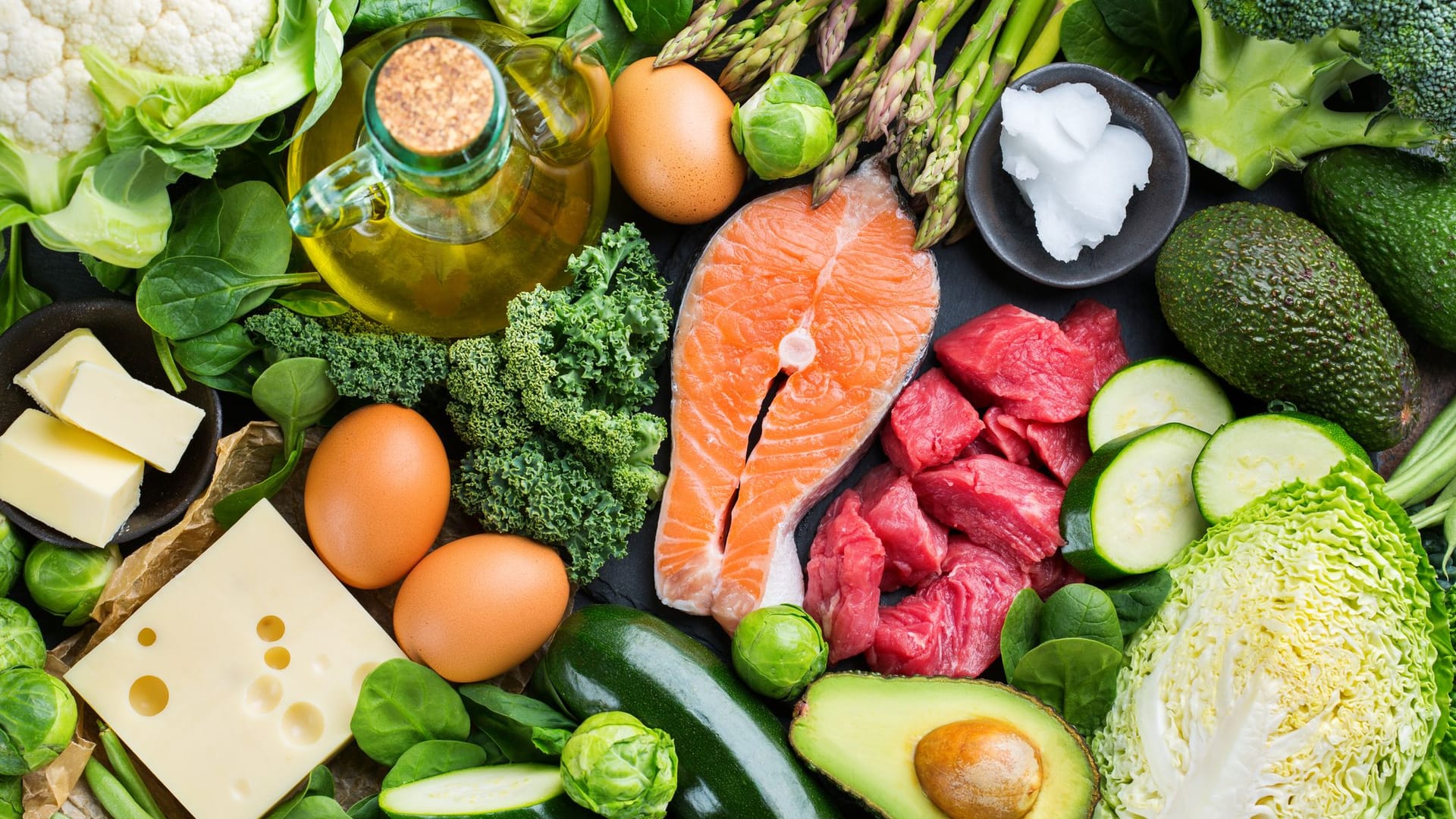 Gesunde Fette: Bei einer ketogenen Ernährung stehen vor allem fetthaltige Lebensmittel wie Fisch, Käse, Nüsse oder Avocados auf dem Speiseplan. Gesunde Fette: Bei einer ketogenen Ernährung stehen vor allem fetthaltige Lebensmittel wie Fisch, Käse, Nüsse oder Avocados auf dem Speiseplan.