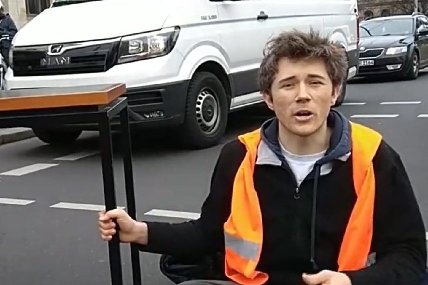Henning Jeschke und sein Tisch: Der Klimaaktivist hat am Donnerstag in Berlin den Verkehr lahmgelegt.