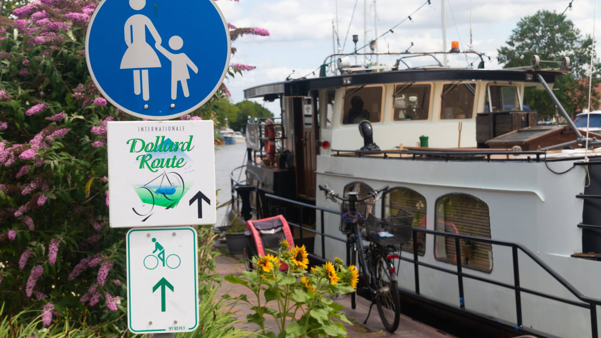 Der Fahrradweg Dollard Route geht an einem Schiff vorbei im historischen Hafen von Weener in Ostfriesland. Der Fahrradweg Dollard Route geht an einem Schiff vorbei im historischen Hafen von Weener in Ostfriesland.