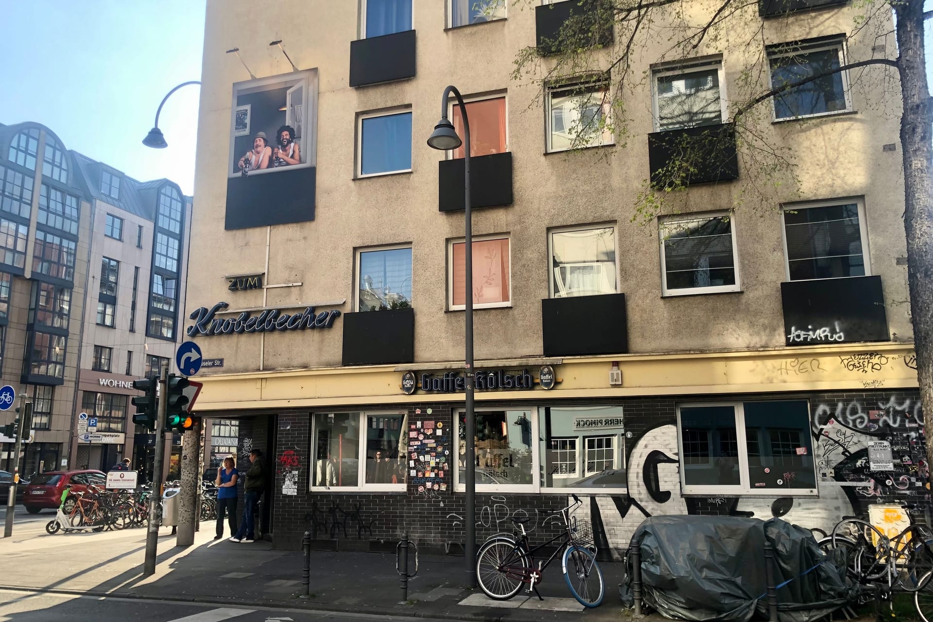 Der "Knobelbecher" an der Aachener Straße/Ecke Brüsseler Straße. Der "Knobelbecher" an der Aachener Straße/Ecke Brüsseler Straße.