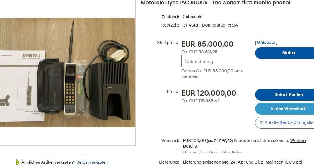 Das Motorola DynaTAC 8000x war das erste kommerziell vertriebene Handy und ist damit ein wahrer Schatz für mobilfunkbegeisterte Sammler. Das Gerät kam 1983 auf den Markt und kostete damals rund 4.000 US-Dollar. Mit einem Gewicht von gut einem Kilo und einer Länge von 33 Zentimetern, ist es alles andere als handlich und obwohl sich das Motorola DynaTAC 8000x heutzutage in kein Mobilfunknetz mehr einwählen kann, sind Raritätenjäger ganz wild danach. Im sehr guten Zustand bringt Dir der Handy-Urvater bis zu 8000 Euro ein.