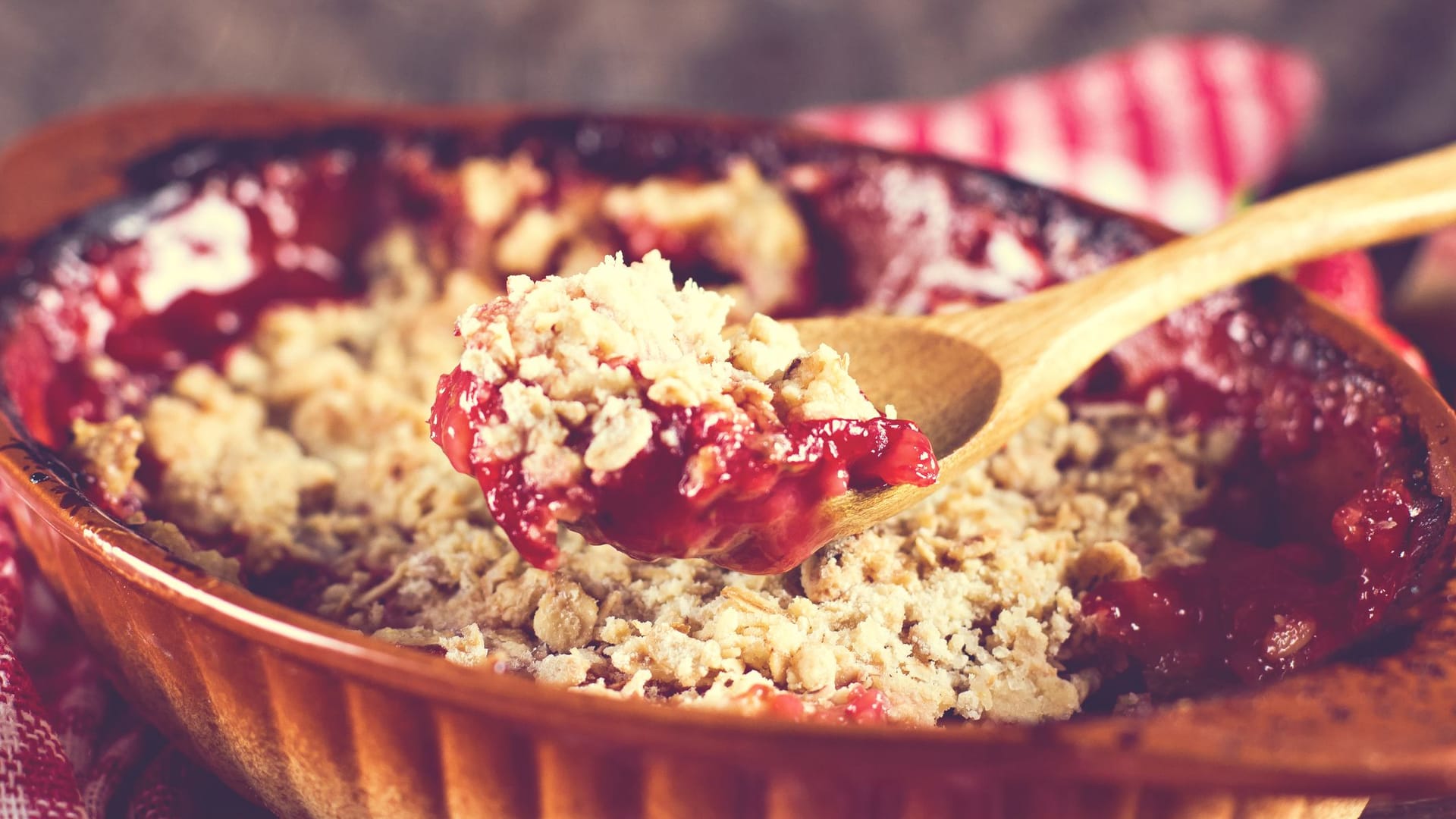 Rhabarber-Crumble: Für das Dessert brauchen Sie nicht viele Zutaten. Rhabarber-Crumble: Für das Dessert brauchen Sie nicht viele Zutaten.