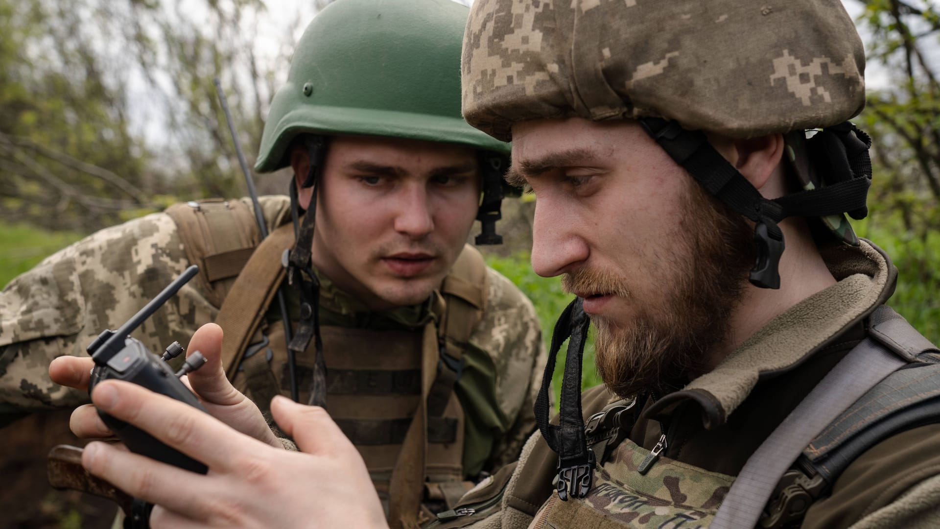 Ukrainischer Soldat steuert eine Drohne (Archivbild): Kiew hat sich zu den jüngsten Angriffen bisher nicht geäußert. Ukrainischer Soldat steuert eine Drohne (Archivbild): Kiew hat sich zu den jüngsten Angriffen bisher nicht geäußert.
