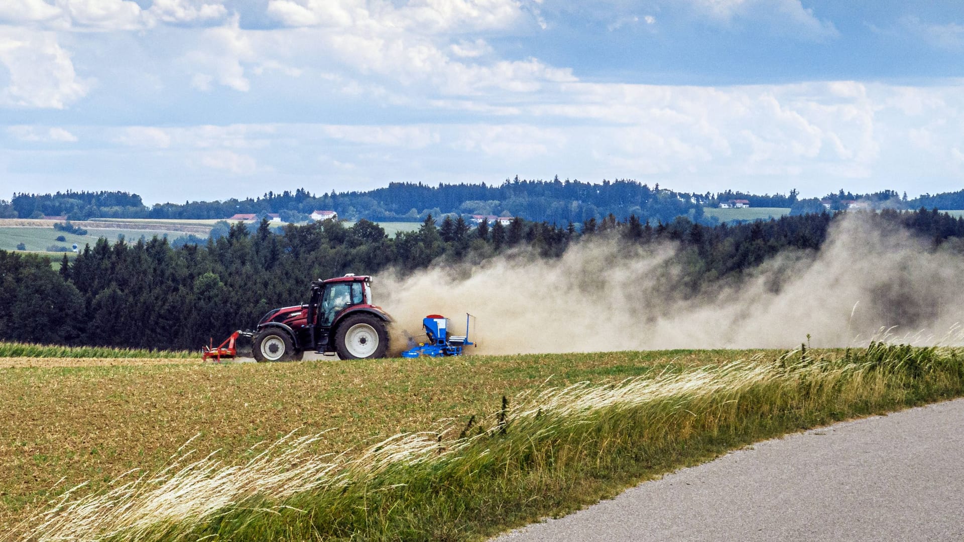 Traktor auf staubtrockendem Feld (Archivbild): Um die Landwirtschaft sieht es aktuell besser aus als noch im letzten Jahr. Traktor auf staubtrockendem Feld (Archivbild): Um die Landwirtschaft sieht es aktuell besser aus als noch im letzten Jahr.