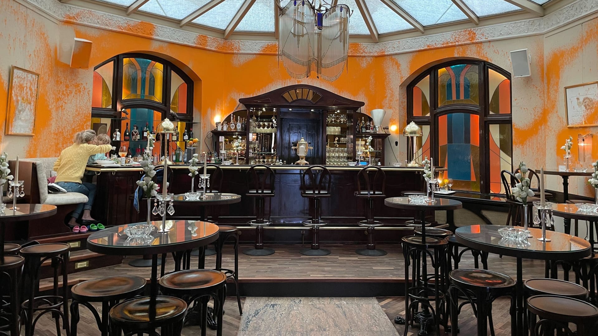 Die Bar des "Miramar": Die Wand gleicht einem modernen Kunstwerk.