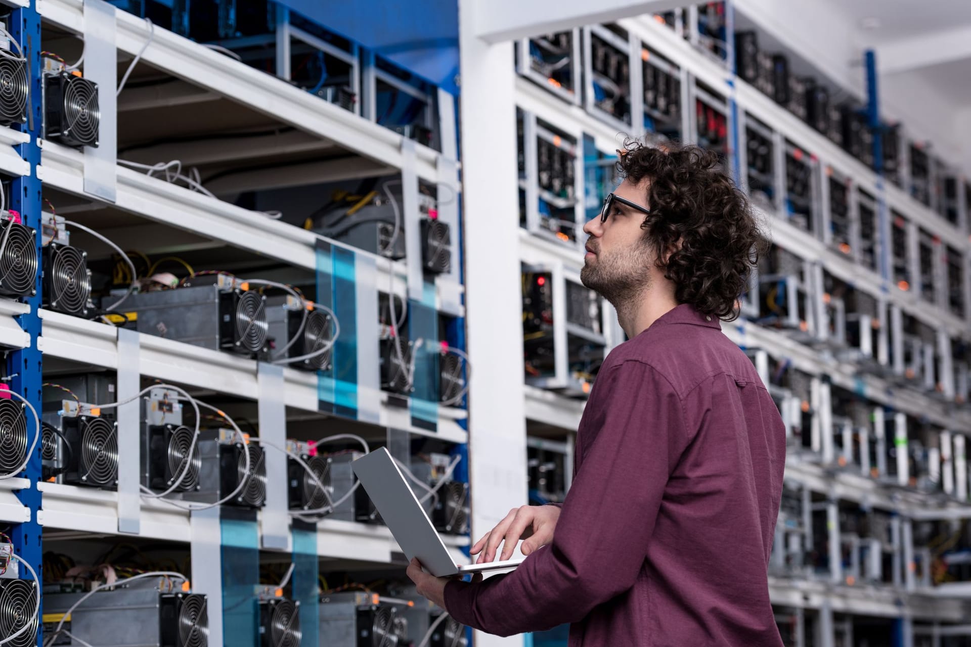 Mining halbiert die Anzahl von Bitcoins um alle vier Jahre. Mining halbiert die Anzahl von Bitcoins um alle vier Jahre.