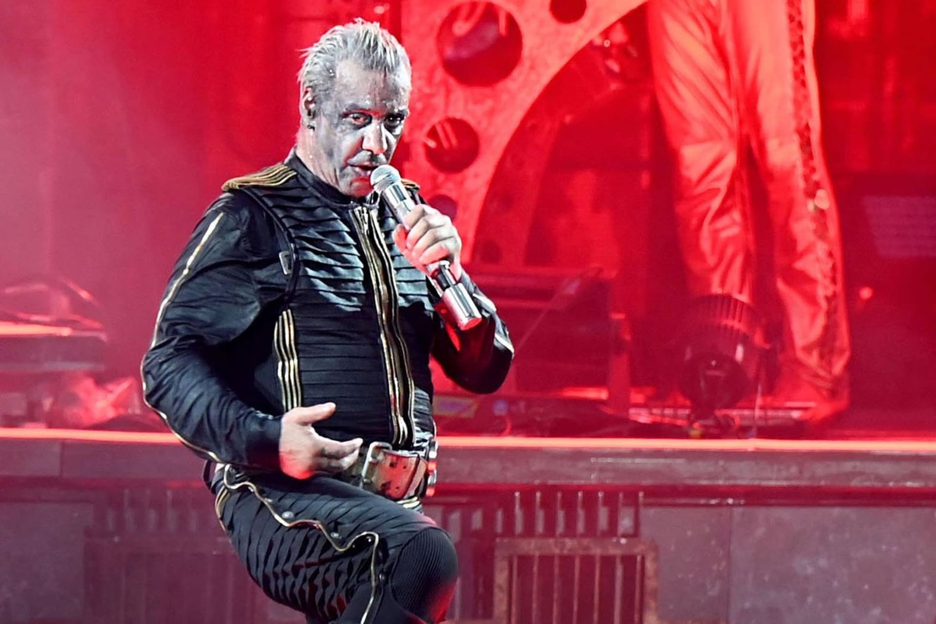 Till Lindemann (Archivfoto): Der Rammstein-Sänger lässt alle Vorwürfe gegen sich bestreiten. Till Lindemann (Archivfoto): Der Rammstein-Sänger lässt alle Vorwürfe gegen sich bestreiten.