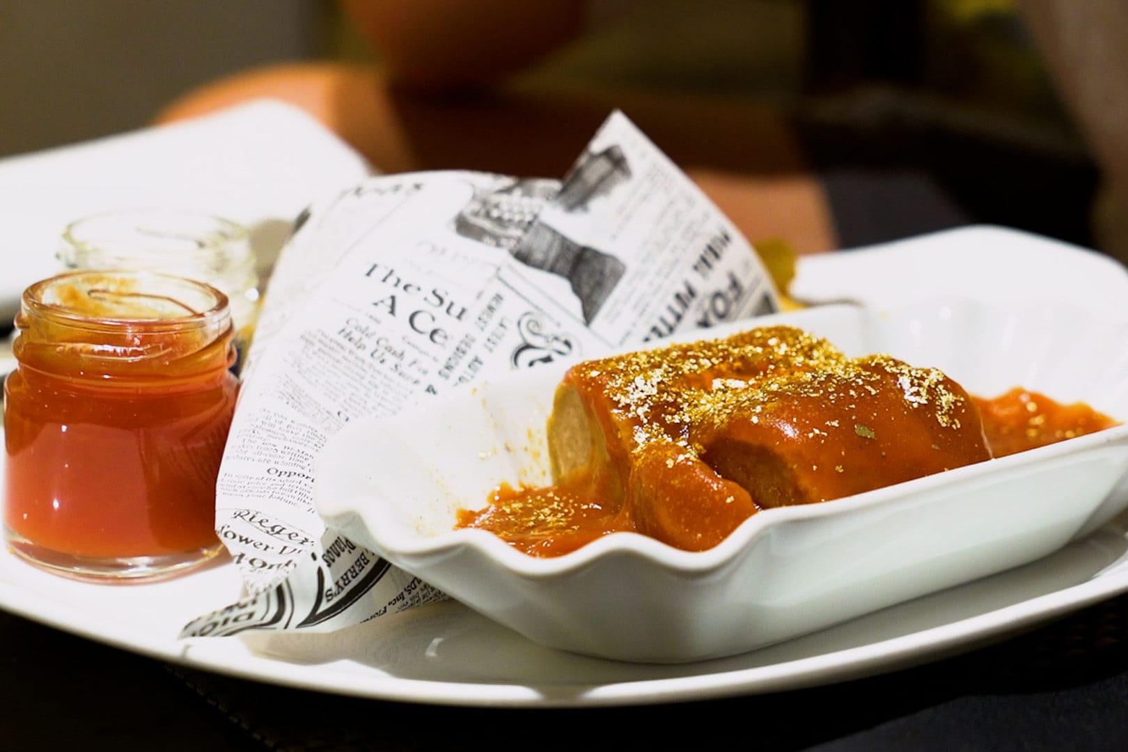 Die Adlon-Currywurst im Test: Hält sie, was sie verspricht? Die Adlon-Currywurst im Test: Hält sie, was sie verspricht?