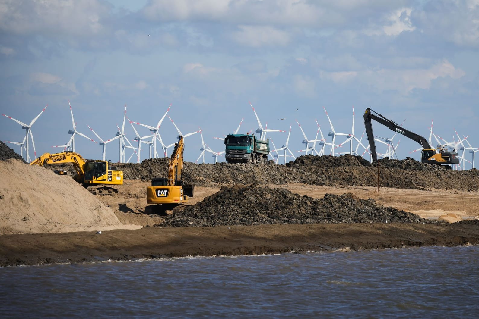 Baustelle am Hauke-Haien-Koog in Schleswig-Holstein: Mit schwerem Gerät wird hier die Deichkrone erhöht. Baustelle am Hauke-Haien-Koog in Schleswig-Holstein: Mit schwerem Gerät wird hier die Deichkrone erhöht.