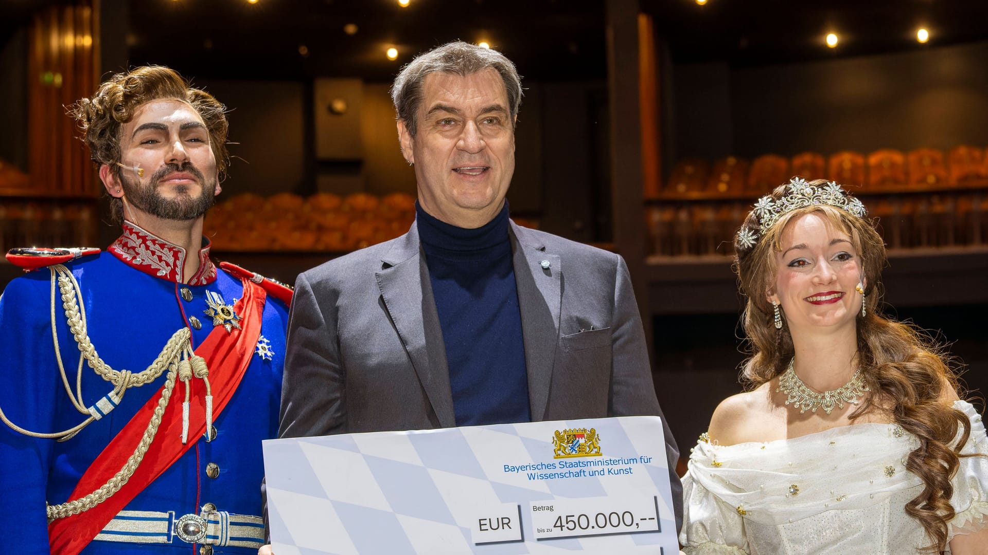 Viel Geld für schöne Bilder: Hier posiert Söder mit zwei Musical-Darstellern. Viel Geld für schöne Bilder: Hier posiert Söder mit zwei Musical-Darstellern.