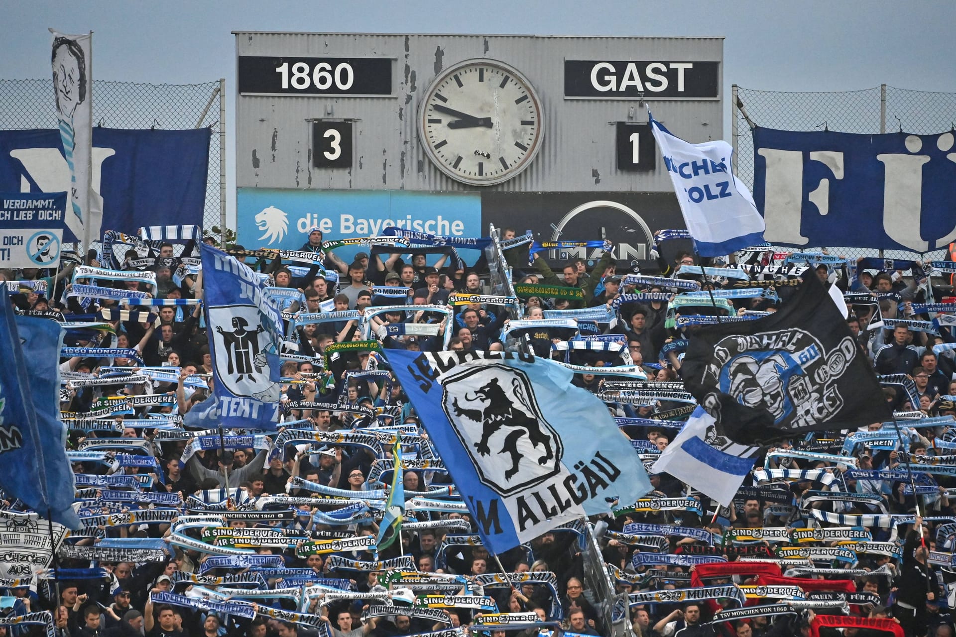 Die Fans von 1860 München in der Ostkurve des Grünwalder Stadions (Symbolbild): Drei mutmaßliche Löwen-Anhänger haben eine Gruppe von Lübeckern angegriffen. Die Fans von 1860 München in der Ostkurve des Grünwalder Stadions (Symbolbild): Drei mutmaßliche Löwen-Anhänger haben eine Gruppe von Lübeckern angegriffen.