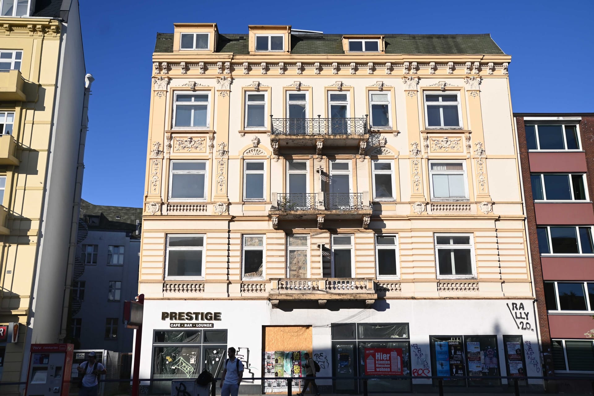 Mit Zeitungen verklebte Fenster: In Hamburg stehen zahlreiche Wohnungen leer. Mit Zeitungen verklebte Fenster: In Hamburg stehen zahlreiche Wohnungen leer.