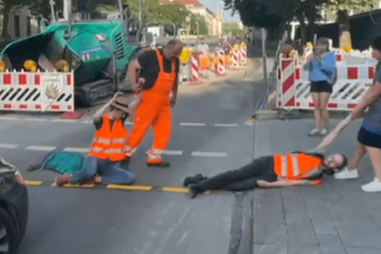 Passanten ziehen Klimaaktivisten von der Straße Passanten ziehen Klimaaktivisten von der Straße
